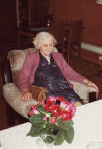 Julie Marie Apeland er 83 år